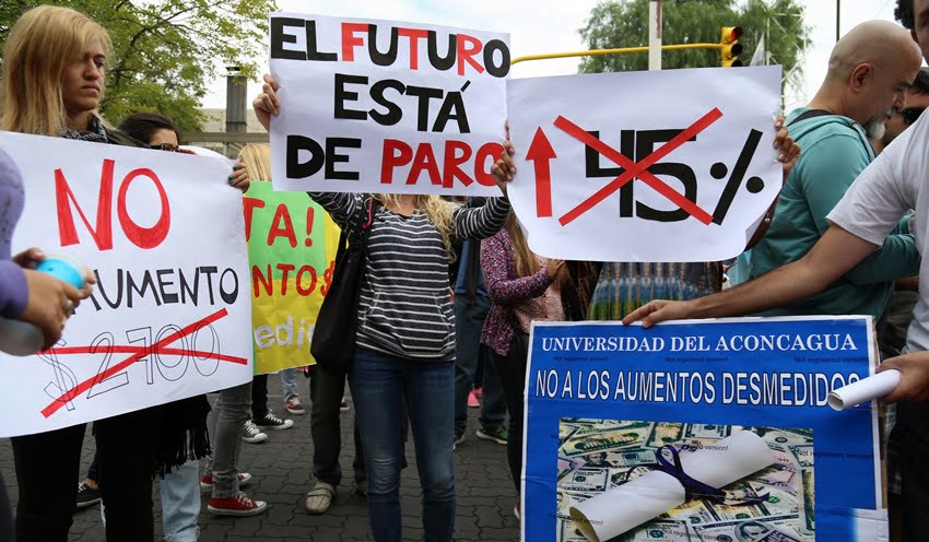 Estudiantes de universidades privadas de Mendoza protestaron contra el aumento "desmedido" de la cuota. 