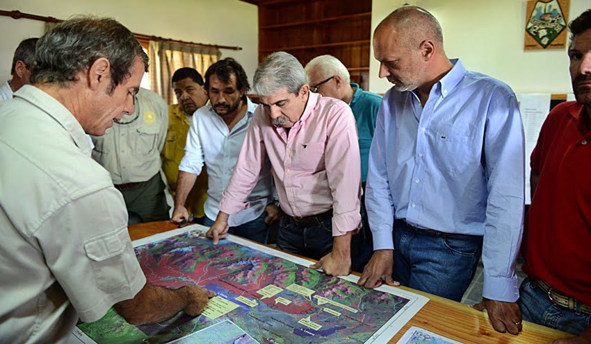 Aníbal Fernández con el gobernador de Chubut, Martín Buzzi, este sábado, con los brigadistas que trabajan contra el incendio de bosques en la Patagonia.