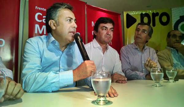 Alfredo Cornejo presenta a Omar de Marchi como candidato a intendente de Luján junto al presidente del PD, Richard Battagion.