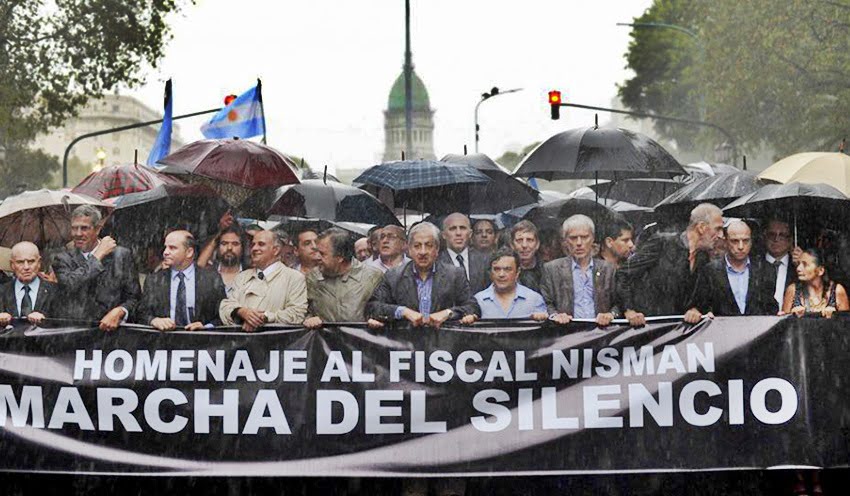 "No deja de ser una curiosidad que dos de ellos (fiscales convocantes de la marcha) fueron acusados por familiares de las victimas de obstaculizar la causa Amia y la tarea del propio Nisman", resaltó la Presidenta. 