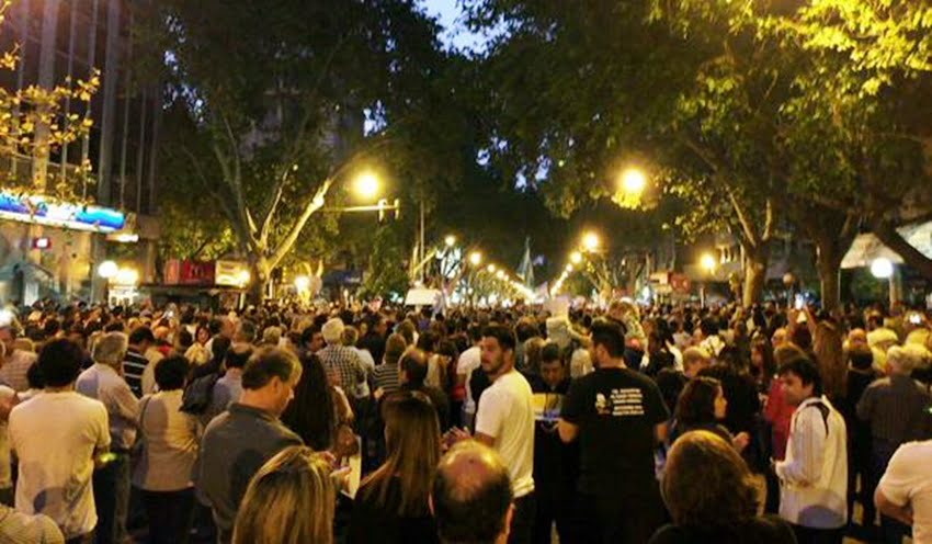 Una multitud se concentró en Mendoza para homenajear a Nisman. Foto: Twitter / @lauramonteromza 