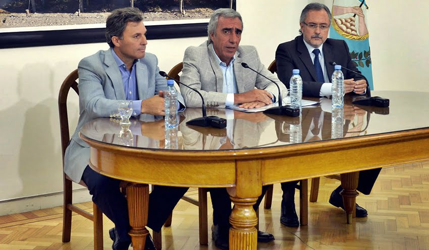 Los ministros Roby y Lafalla con el presidente de la OSEP, ALberto Recabarren, en el anuncio de elección de representantes gremiales para el directorio de obra social declarada en quiebra virtual. 