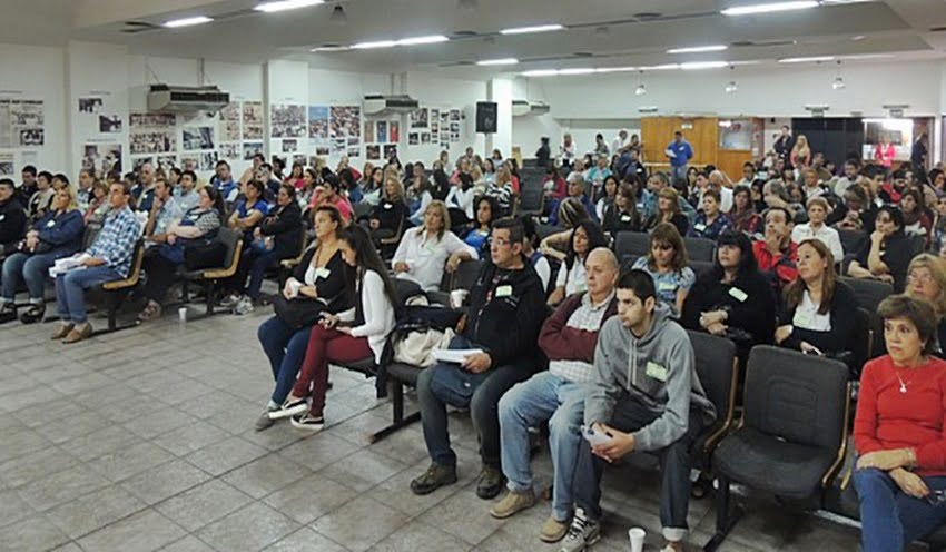 Este jueves se reunieron los plenarios docentes en los departamentos para tratar la oferta salarial oficial. Foto: SUTE