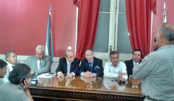 Los senadores radicales Palero, Camerucci y Del Río con el candidato a gobernador, Alfredo Cornejo, y el senador del Pro Cairo, este martes en una conferencia de prensa en la Legislatura. Foto: Twitter @palerojorge  