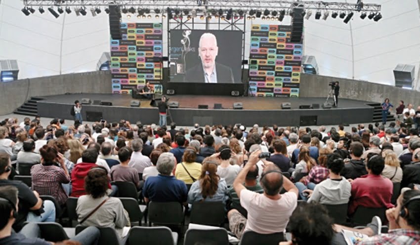 El sábado, Julián Assange fue entrevistado vía teleconferencia por Santiago O'Donnell, desde Tecnópolis, ante un nutrido auditorio.