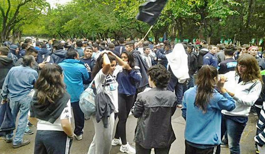 Los hinchas leprosos protagonizaron un banderazo en la puerta del Gargantini antes del clásico en el Legrotaglie, al que tuvieron la entrada prohibida por disposición de la AFA. Foto: Twitter / @MundoLepra