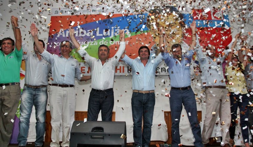 De Marchi con Cornejo y los presidentes de Cambia Mendoza en el lanzamiento de su campaña en Luján. 