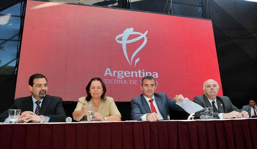 El vicegobernador Carlos Ciurca, la presidenta de la COVIAR, Hilda Wilhelm, el gobernnador Francisco Pérez, y el ministro de Agricultura de la Nación, Carlos Casmiquela, al frente del opíparo desayuno en el Hyatt. Foto: Prensa Gobierno de Mendoza