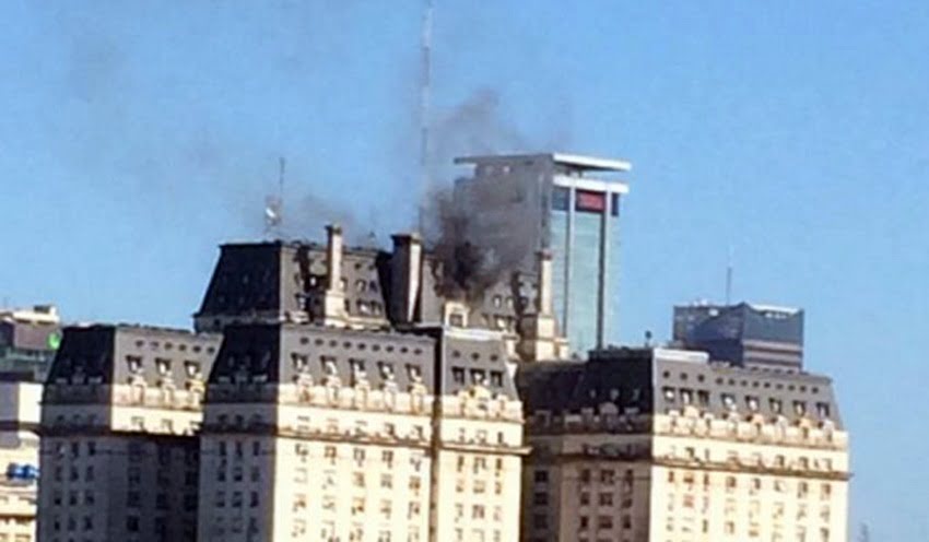 En la parte superior del Edificio Libertador se vio humo este miércoles en la mañana. Foto: Minuto Uno