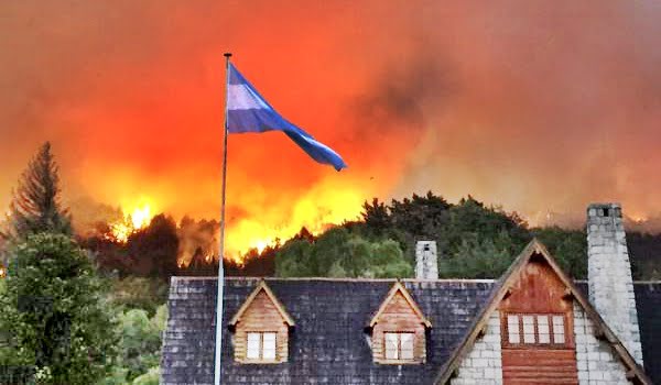 Se inición un incendio descontrolado en el Parque los Alerces y en Lago Pueblo, en Chubut. 