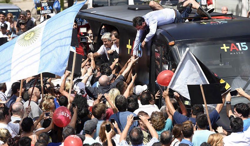 El líder del Frente Renovador encabezó una caravana por La Matanza, el partido bonaerense más habitado, este domingo. 