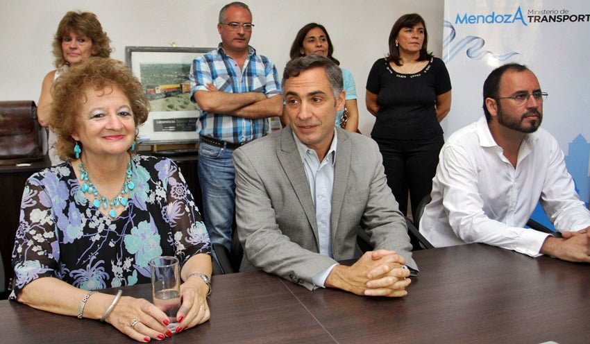 El candidato a vice del PJ, Diego Martínez Palau, con el titular del SUTE, Adrián Mateluna, y la directora General de Escuelas, María Inés Abrile de Völlmer, anunciaron que los docentes no pagarán boleto de micro desde abril. Foto: Prensa Gobierno de Mendoza.