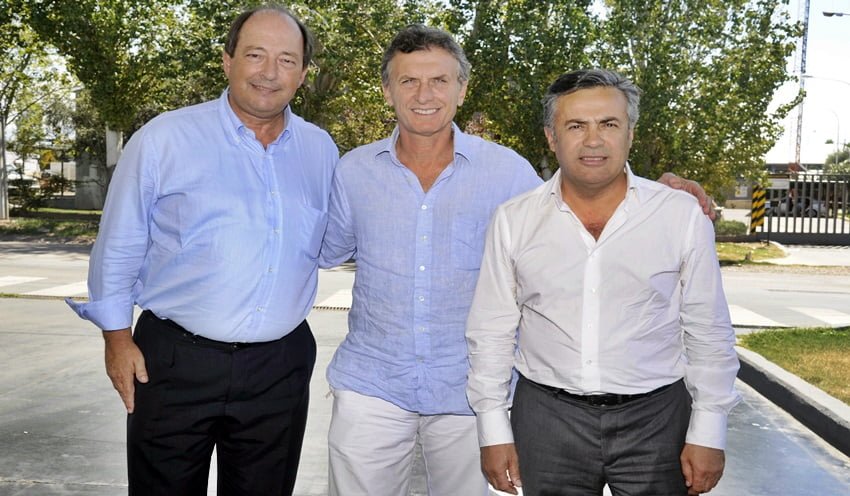 Sanz, Macri y Cornejo en la entrada a la bodega Crotta, de Palmira, desde donde Bodegas de Argentina divulgó su lobby vendimial este año. 