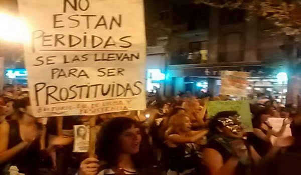 Antes del paseo en carros de las reinas, un colectivo de mujeres se manifestó contra la violencia de género y la criminalización del aborto. Foto: Twitter / @PabloSegura5 