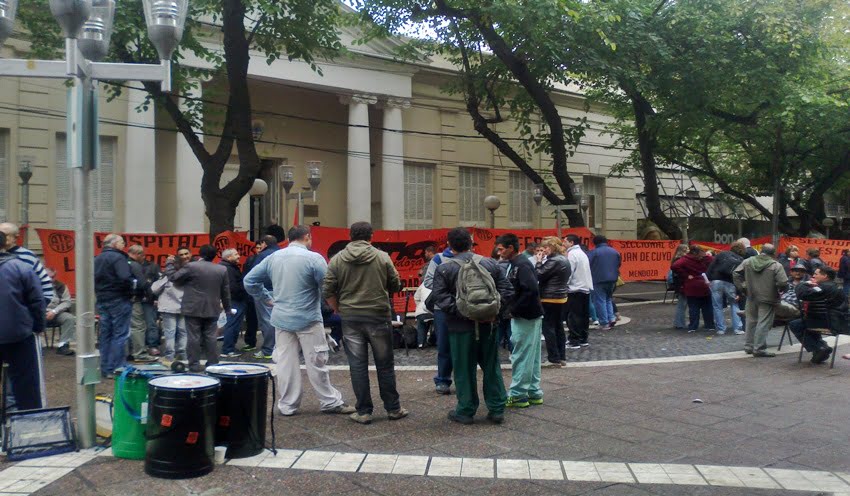 Los estatales montaron una protesta en la Peatonal Sarmiento, frente a la Legislatura. Foto: Eugenio Gorkin / Explícito