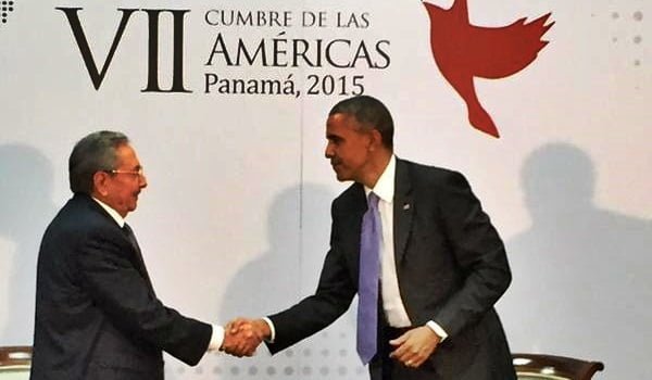 Raúl Castro y Barack Obama se dieron la mano y dialogaron ante las cámaras después del plenario de presidentes en la Cumbre de las Américas, en Panamá. 