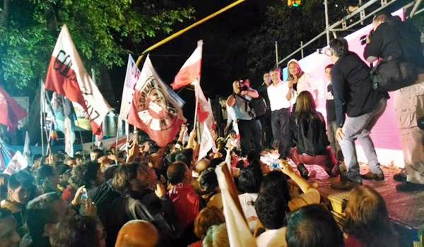 Un grupo de militantes radicales se concentraron afuera del hotel Aconcagua, bunker d Cornejo y Montero, a celebrar el resultado en las PASO. Foto: Twitter