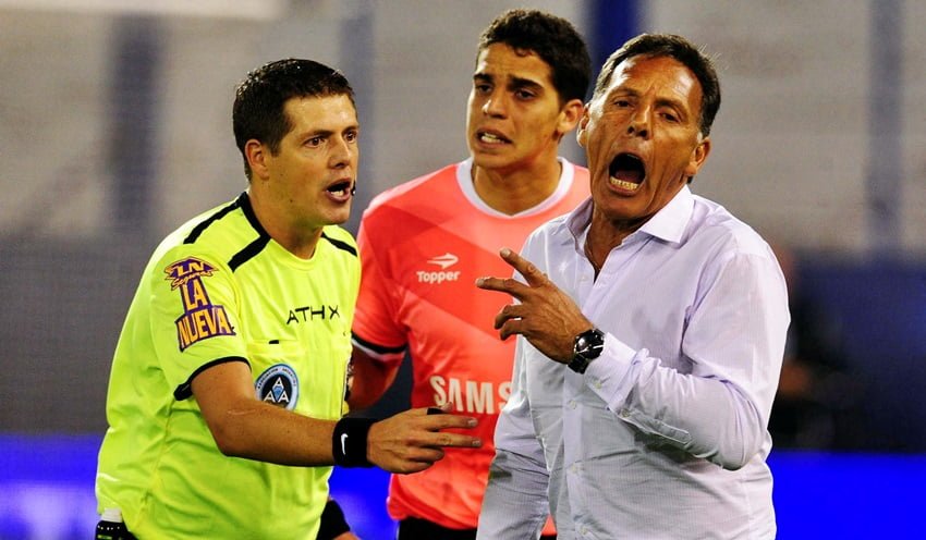 Miguel Russo no digirió la trampa que Germán Delfino le hizo a Vélez contra Arsenal, el sábado en la noche. Foto: Télam