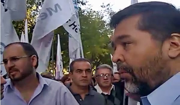 El subsecretario de Trabajo Mauricio Guzmán dialoga con dirigentes del SUTE y APEL. Foto: Captura vine.co/v/OLEXjxtm9mI