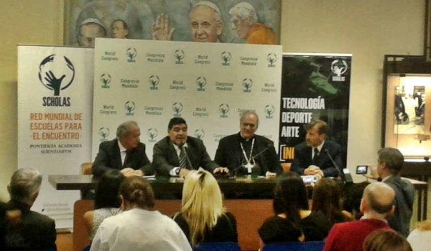 Maradona ofreció una conferencia de prensa luego de reunirse con el papa Francisco en Santa Marta para preparar el segundo Partido por la paz. 