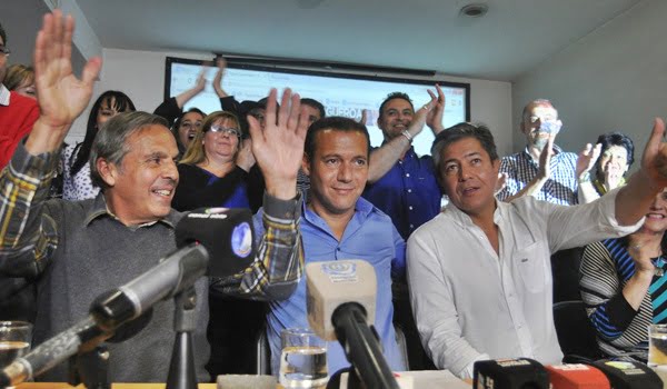 El gobernador Jorge Sapag y su delfín Omar Gutiérrez festejaron el resultado de las elecciones en Neuquén. Foto: La Mañana