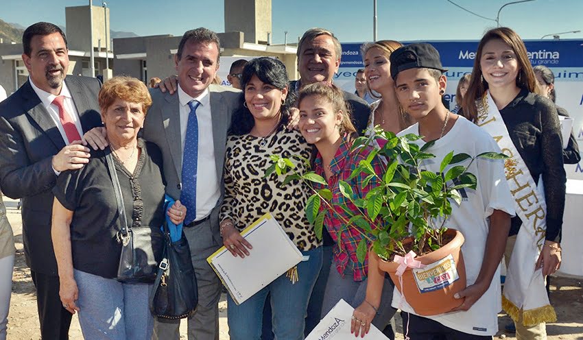 El gobernador Pérez entregó viviendas junto al vice Ciurca en Las Heras el día después de la maratón de bolas blancas y negras que consagró a sus nominados para la Fiscalía de Estado y el Tribunal de Cuentas y volteó a su elegida para la Corte. Foto: Prensa Gobierno de Mendoza