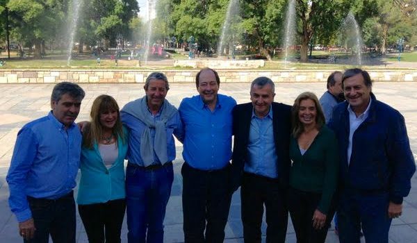 Cobos y Morales flanqueando al enemigo de la Convención de Gualeguaychú, Ernesto Sanz. Foto: Twiter