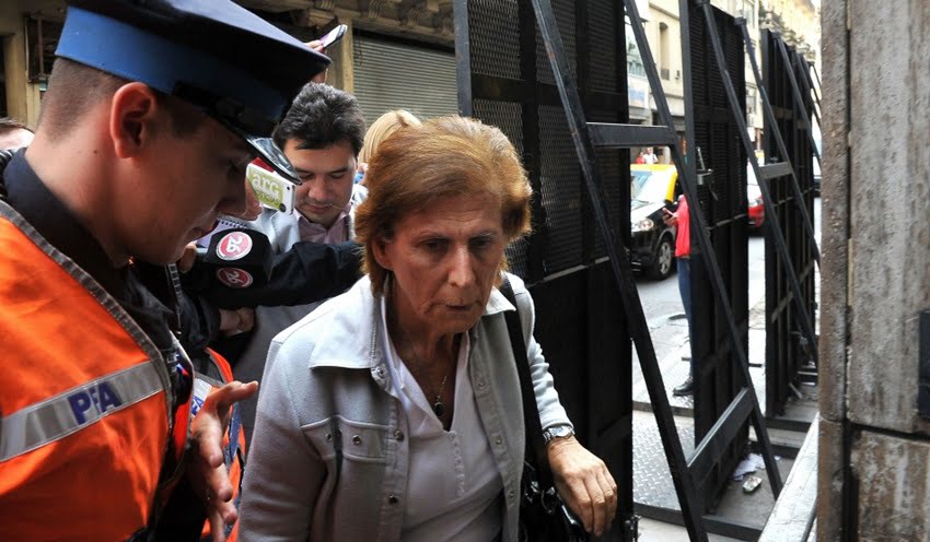 La madre de Nisman, Sara Garfunkel, se retiró de tribunales sin hacer declaraciones luego de atestiguar en la causa por la muerte de su hijo. Foto: Infonews