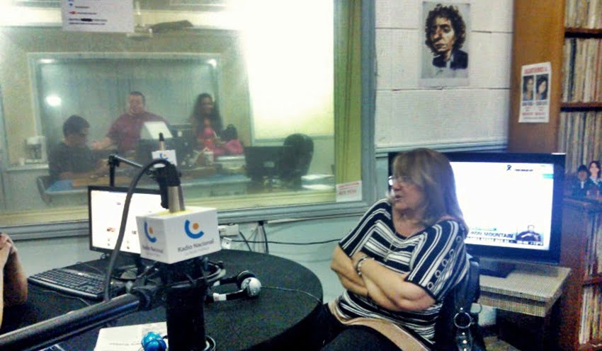 Susana Fernández durante una entrevista con Línea Editorial, por Radio Nacional. 