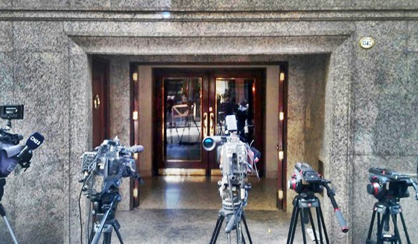 Los "fierros" de la prensa se plantaron frente a la puerta del edificio donde vive el juez Carlos Fayt en la Ciudad de Buenos Aires. Foto: Infobae