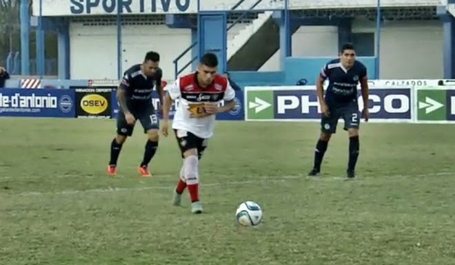 El funebrero Paredes empredía la carrera hacia la pelota que tiró afuera desde los 12 pasos.