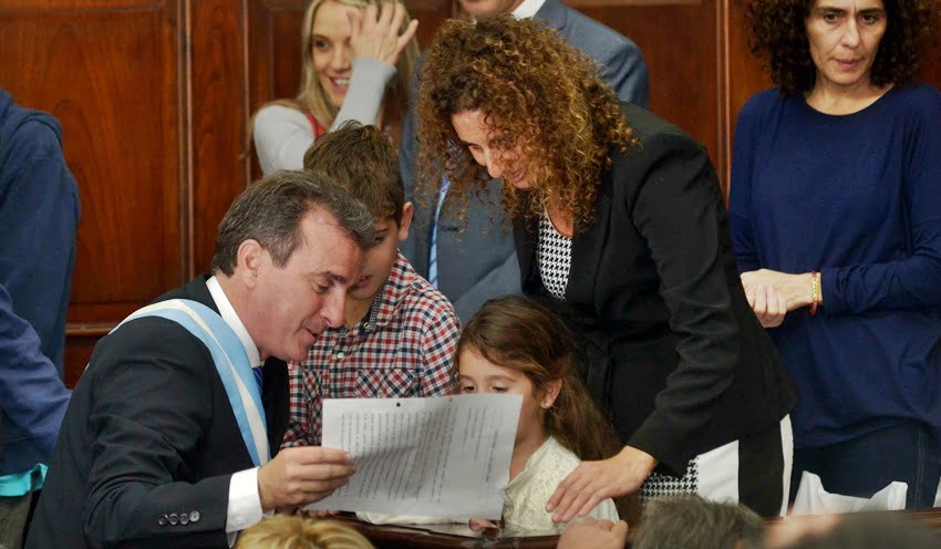 El gobernador Pérez estuvo con su familia en la Asamblea Legislativa, luego de padecer un cuadro de arritmia. Foto: Prensa Gobierno de Mendoza