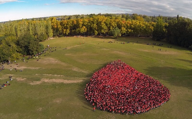 Mendoza, 02/05/15. Miles de jóvenes participantes de un congreso Adventista formaron una "Gota de Sangre" en referencia a la Campaña de donación voluntaria de sangre. Se realizó en el Prado Gaucho del Parque General San Martín.