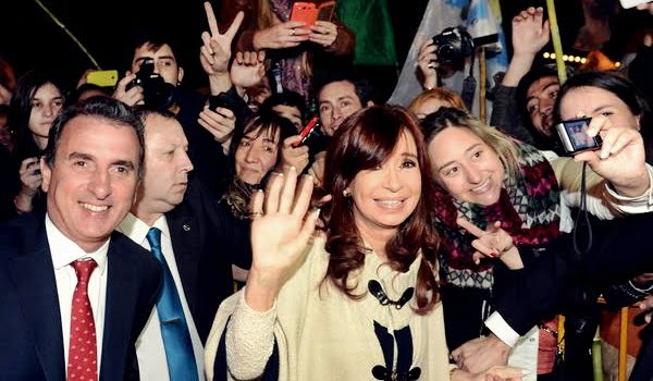 Cristina Fernández con Francisco Pérez ante el público que se juntó en la puerta del hotel Intercontinental a saludar a la mandataria. Foto: Twitter / @EquipoCFK 