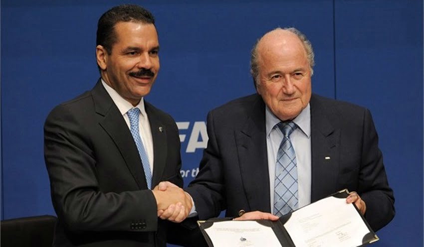El secretario general de la INTERPOL, Ronald Noble y el presidente de la FIFA, Joseph Blatter, se dieron la mano el 9 de mayo de 2011 durante el anuncio de un "histórico" acuerdo.