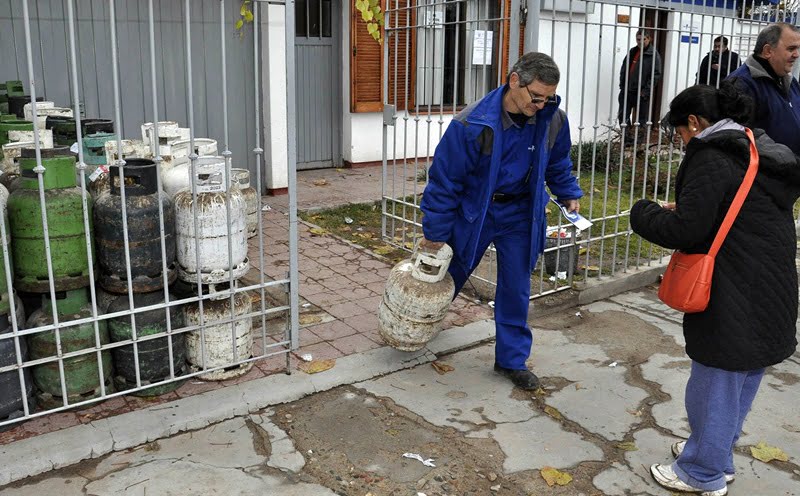 Tunuyan, Mendoza 23 mayo 2014 Garrafas Para Todos Venta de garrafas solidarias en la distribuidora Pihuel, Tunuyan. Recorrido por puntos de distribución de la garrafa para todos en la zona del Valle de Uco.