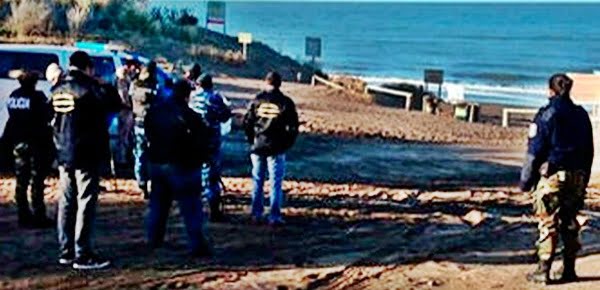 En Coronel Rosales los pesquisas afectados a la búsqueda de una mujer desaparecida llegaron hasta el mar tras sus rastros.