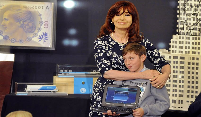 buenos aires 01jul2015 La presidenta Cristina Fernández de Kirchner encabeza un acto en la casa de gobierno,  en el que se entregará la netbook número 5 millones del "Programa Conectar Igualdad". foto ramiro gomez/telam/dsl