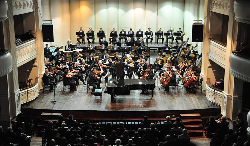 Ciudad, Mendoza 28 marzo 2015 MINISTERIO DE CULTURA Concierto Festival Internacional Música Clásica por los Caminos del Vino con la actuación de la Orquesta Filarmónica de Mednoza. Dir. Luis Gorelik. Neal Larrabee, piano.Teatro Independencia, Chile y Espejo de Ciudad.