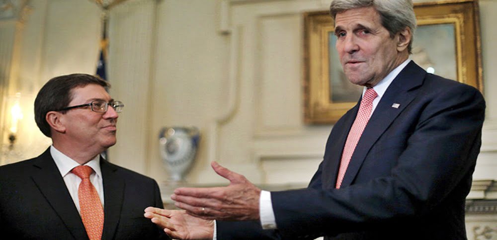 El ministro de Relaciones Exteriores de Cuba, Bruno Rodríguez, con el secretario de Estado de Estados Unidos, John Kerry.