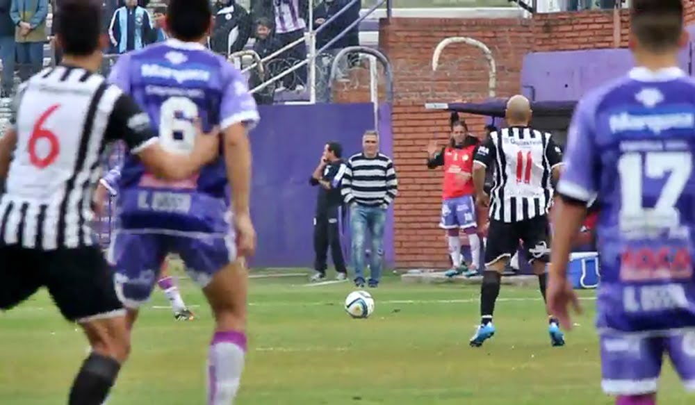 En esta pelota parada se originó el segundo gol de Dálmine contra Gimnasia de Mendoza. Captura de Youtube