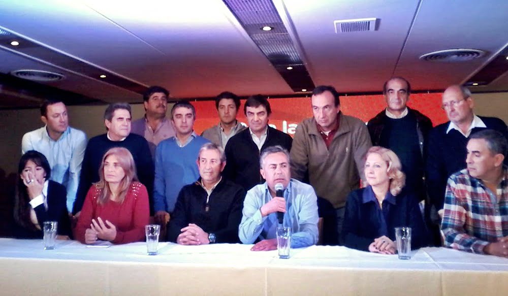 El gobernador electo enccabezó una conferencia de prensa a la 0 del lunes. Cuestionó los datos difundidos por el PJ al tiempo que proclamó al Frente Cambiemos como ganador en Mendoza. Foto: Raymundo / EXPLíCITO