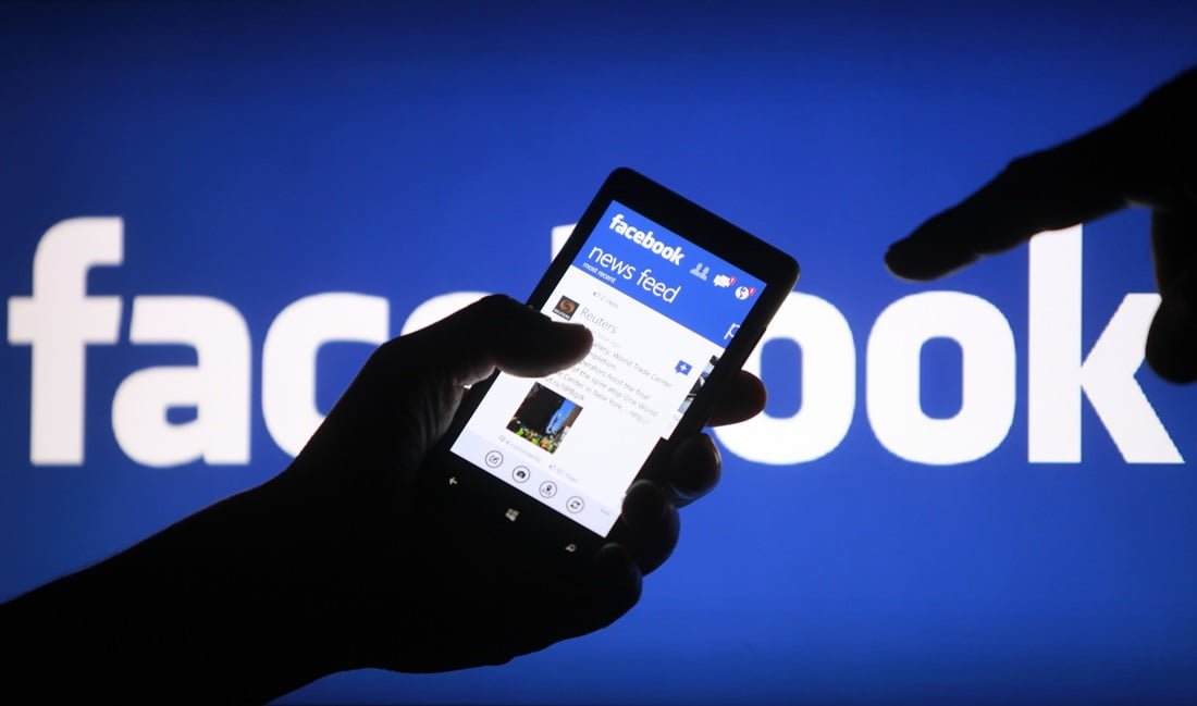 A smartphone user shows the Facebook application on his phone in the central Bosnian town of Zenica, in this photo illustration, May 2, 2013.  Facebook Inc's mobile advertising revenue growth gained momentum in the first three months of the year as the social network sold more ads to users on smartphones and tablets, partially offsetting higher spending which weighed on profits. REUTERS/Dado Ruvic (BOSNIA AND HERZEGOVINA - Tags: SOCIETY SCIENCE TECHNOLOGY BUSINESS)