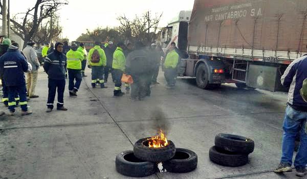 Trabajadores de la Municipalidad de Guaymallén protestan en el centro del departamento contra los atrasos en los pagos de salario. Foto: Twitter - ATE