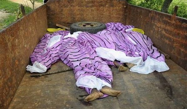 Los cuerpos de mujeres que han sido acusadas de practicar brujería son acomodados en un camión en la aldea Kinjia en el estado Jharkhand, India, el sábado 8 de agosto de 2015. Docenas de aldeanos golpearon a muerte a las cinco mujeres el sábado, tras acusarlas de practicar brujería y culparlas por una serie de desgracias en la aldea, dijo la policía. (Foto AP)