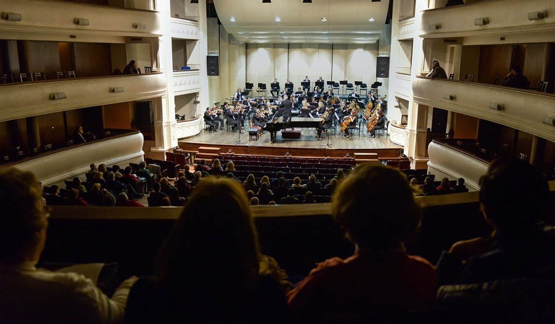 27 de junio 2014  Teatro Independencia , Ministerio de Cultura Orquesta Filarmónica de Mendoza dirijida por Pablo Alvarado de Chile y Solista en piano Analía Marigliano