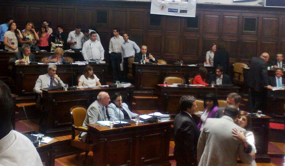 Los bloques peronistas de la Legislatura rechazaron la donación como salida a la crisis por el aumento de los sueldos de diputados y senadores.