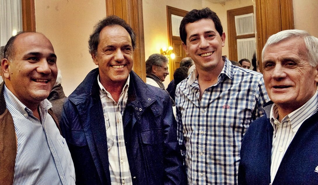 El candidato a gobernador de Tucumán por el FpV, Juan Manzur, con Daniel Scioli, Eduardo De Pedro y Antonio Caló. Foto: Télam