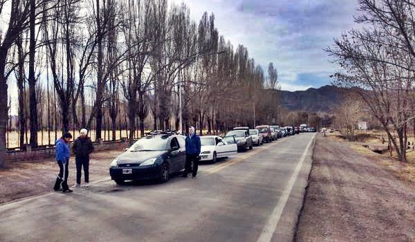 La cola de autos barados en Uspallata por un piquete de camioneros. Foto: Twitter / @leanrobert1 