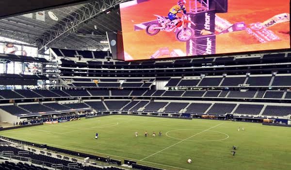 El campo de juego del estadio de Dallas adonde se presenta la Selección es "imposible" para la práctica del fútbol, dice un experto de la AFA.